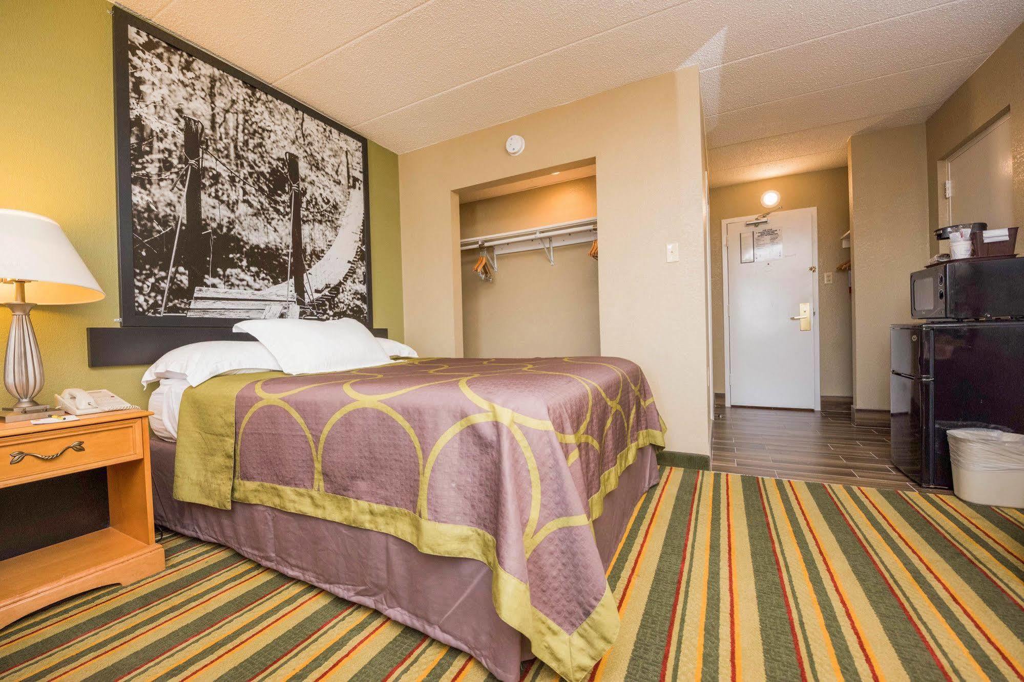 Super 8 By Wyndham Frederick Hotel Kültér fotó